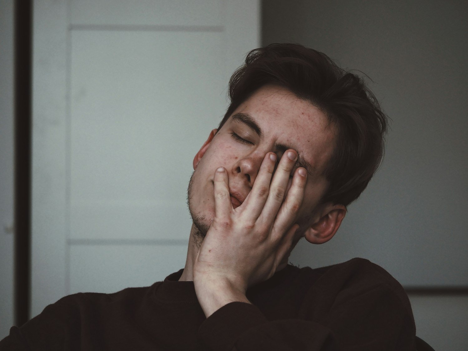 An exhausted man during the day, illustrating persistent daytime hypersomnolence