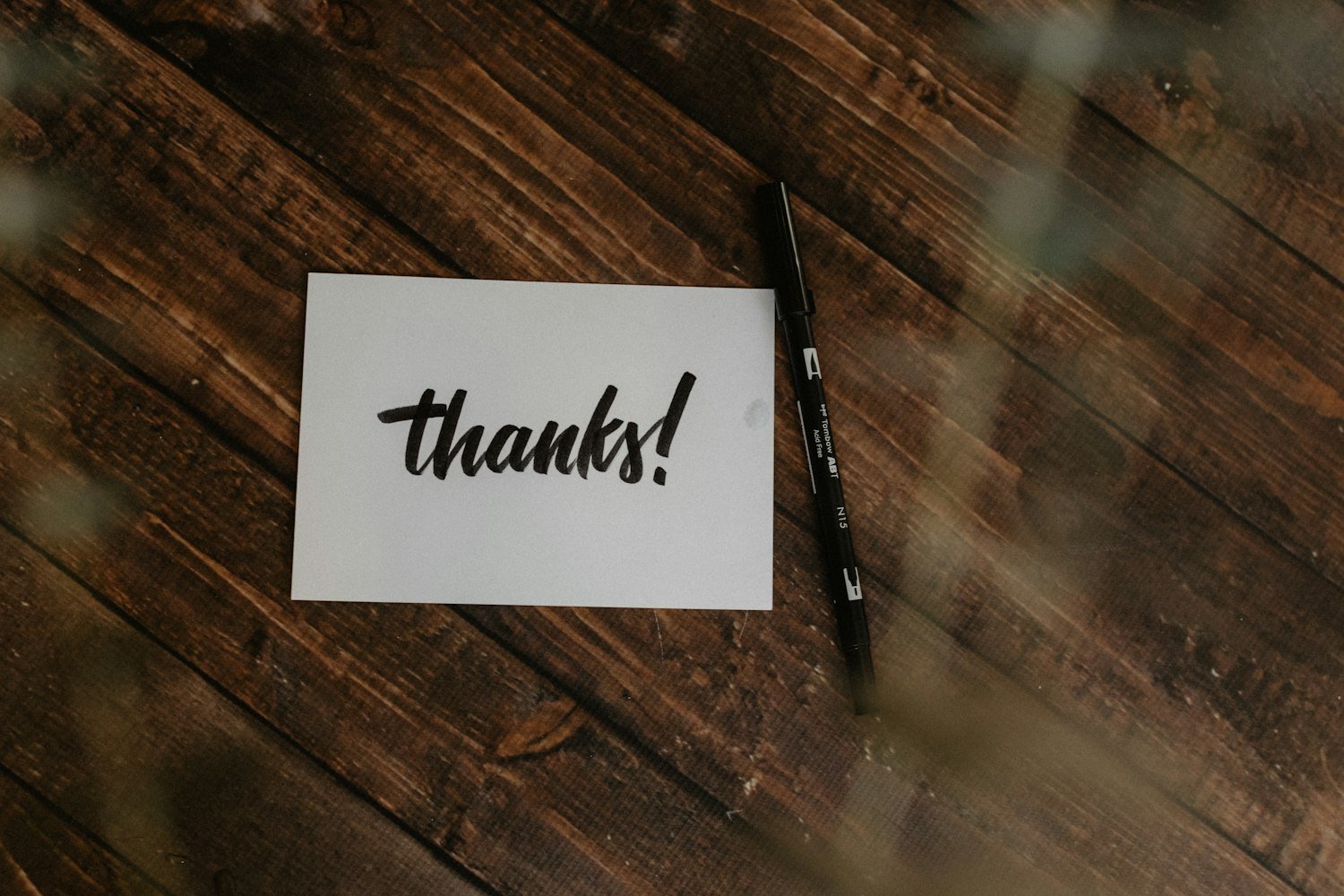 A handwritten thank-you note and pen, a simple way to honor a veteran