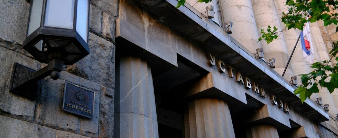 A stone courthouse entrance with columns, where a veterans treatment court convenes